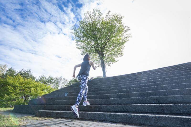 階段で運動する女性